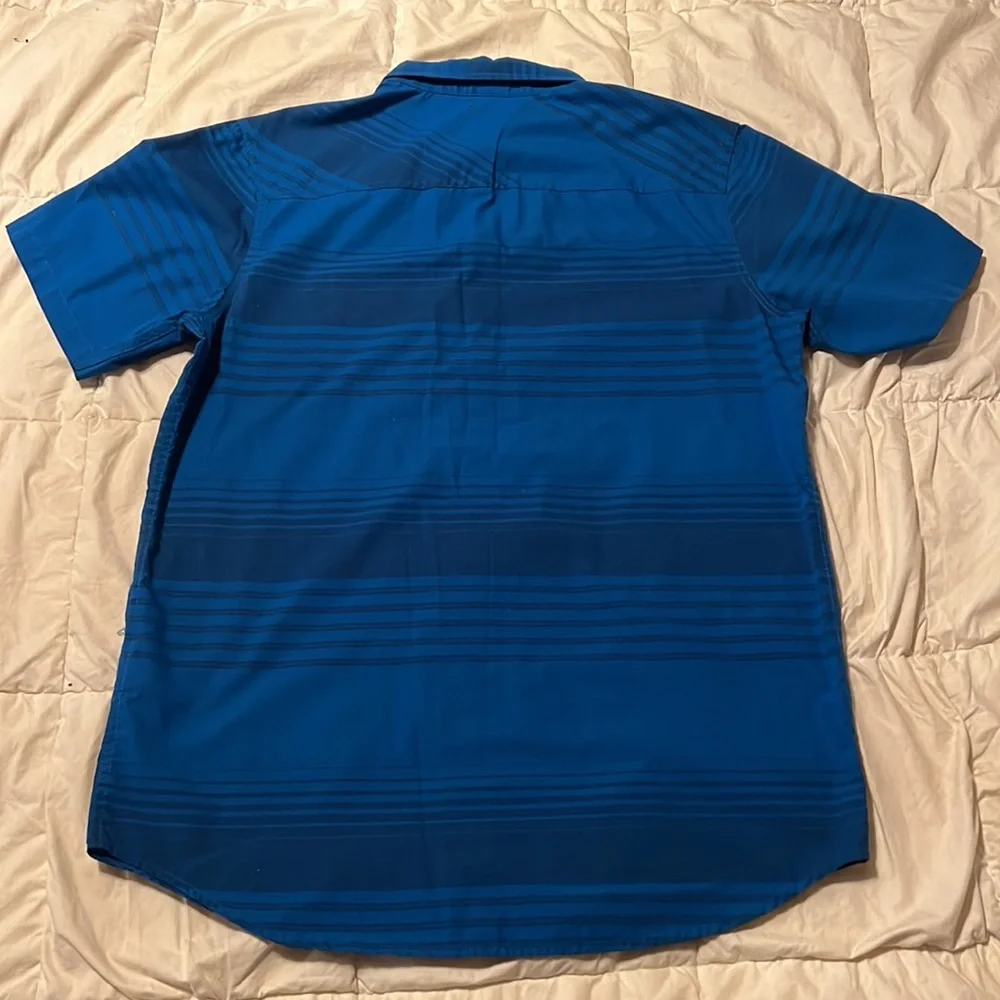 Size small Oakley button up short sleeve shirt vintage Oakley in excellent shape - Picture 3 of 3